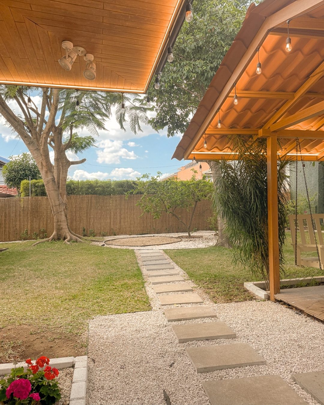 Jardín con pérgola y camino de piedras