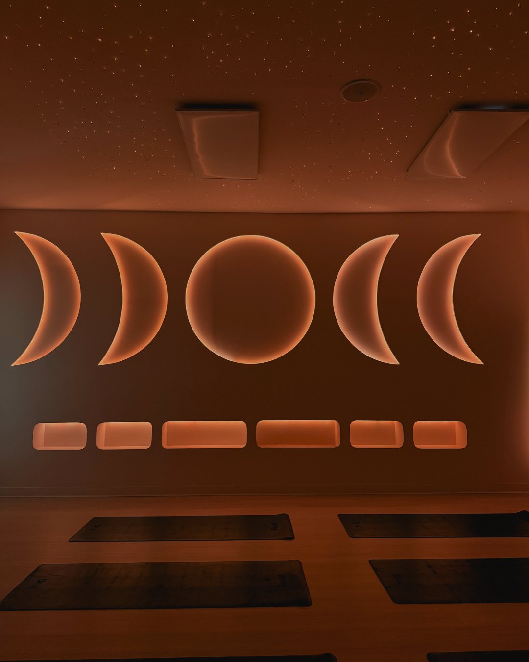 Salón de mat con cielo de estrellas