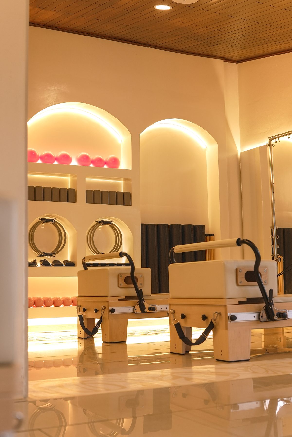 Salón Reformer con arcos y props